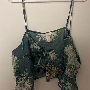 This is a green floral lightweight summer cropped tank top in a size XL